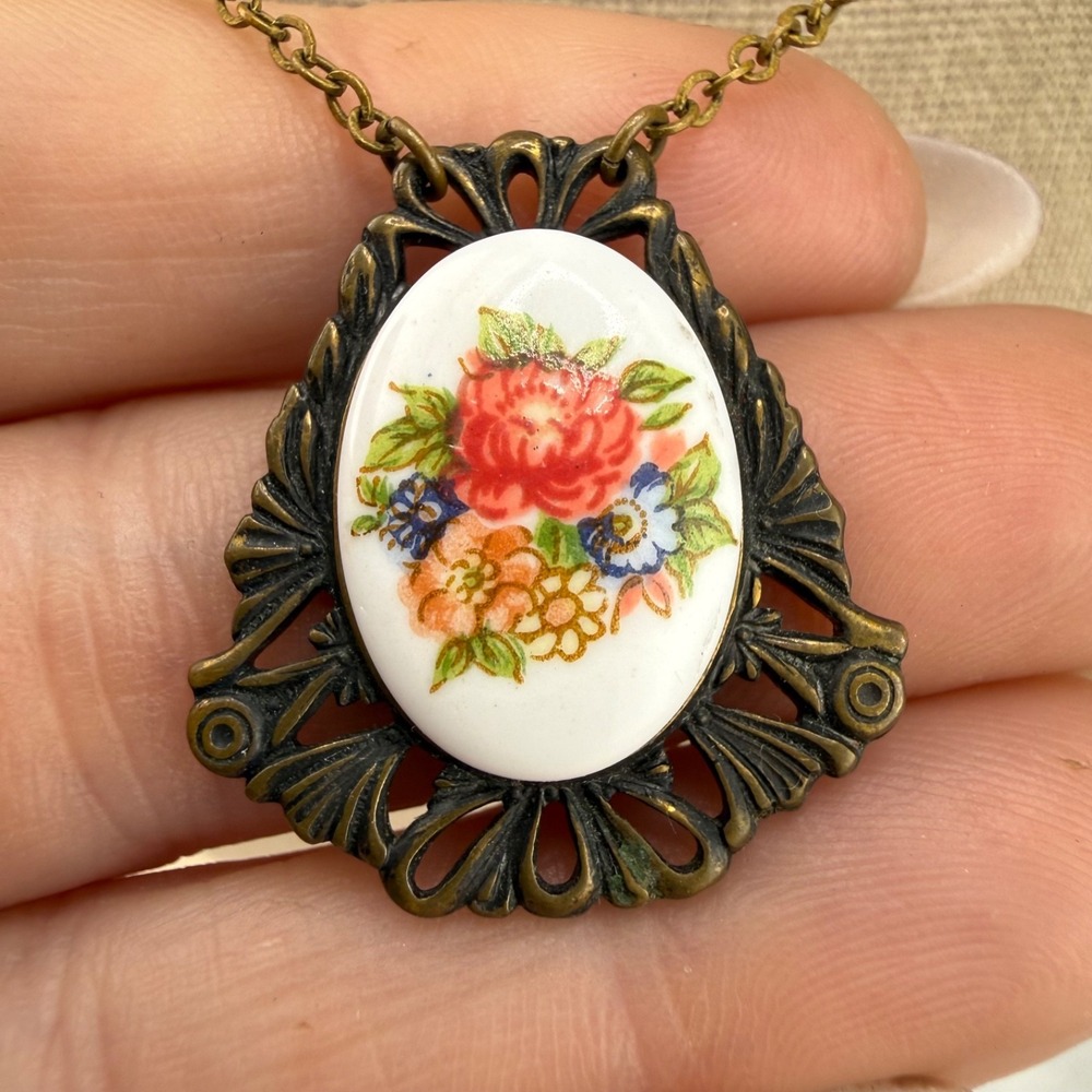 Vintage Estate Porcelain Flower Necklace Gold Tone Floral Pendant 18in
